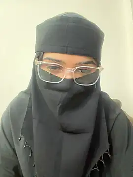 Snapshot of karandeep_kaur_isback chatting on 03-26-26, 10:35 karandeep kaur isback online show from 03-26-26, 10:35