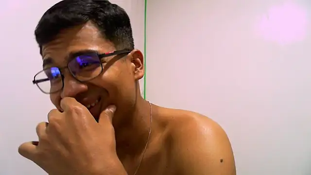 Snapshot of ThiagoVega_ chatting on 04-30-26, 03:46 ThiagoVega online show from 04-30-26, 03:46