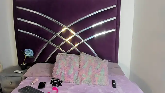 Snapshot of Kinnyht chatting on 03-25-26, 12:48 Kinnyht online show from 03-25-26, 12:48