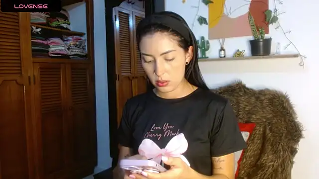 Snapshot of ivanna_dl chatting on 05-17-26, 01:05 ivanna dl online show from 05-17-26, 01:05