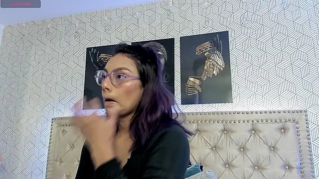 Snapshot of ValeAlvarez_ chatting on 03-27-26, 06:42 ValeAlvarez online show from 03-27-26, 06:42