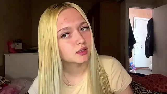 Snapshot of Sophia_Blonde chatting on 05-12-26, 04:24 Sophia Blonde online show from 05-12-26, 04:24