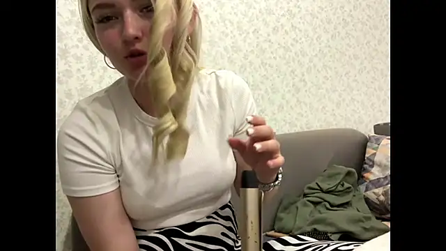 Snapshot of Sophia_Blonde chatting on 05-18-26, 04:56 Sophia Blonde online show from 05-18-26, 04:56