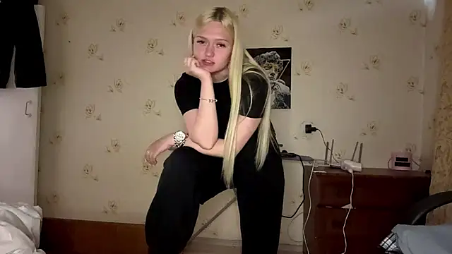 Snapshot of Sophia_Blonde chatting on 05-17-26, 06:19 Sophia Blonde online show from 05-17-26, 06:19