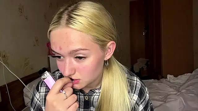 Snapshot of Sophia_Blonde chatting on 05-25-26, 04:17 Sophia Blonde online show from 05-25-26, 04:17