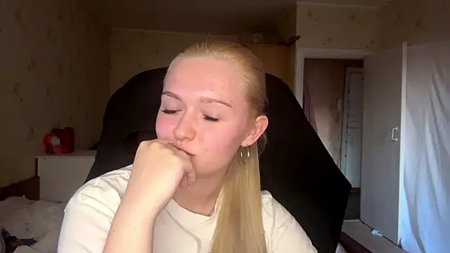 Snapshot of Sophia_Blonde chatting on 03-31-26, 02:41 Sophia Blonde online show from 03-31-26, 02:41