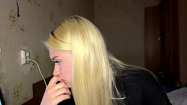 Snapshot of Sophia_Blonde chatting on 05-27-26, 03:30 Sophia Blonde online show from 05-27-26, 03:30