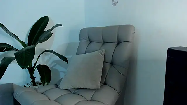 DakotaStills  online show from 04-11-26, 10:41