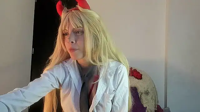 Snapshot of Nyxara- chatting on 04-11-26, 11:08 Nyxara- online show from 04-11-26, 11:08