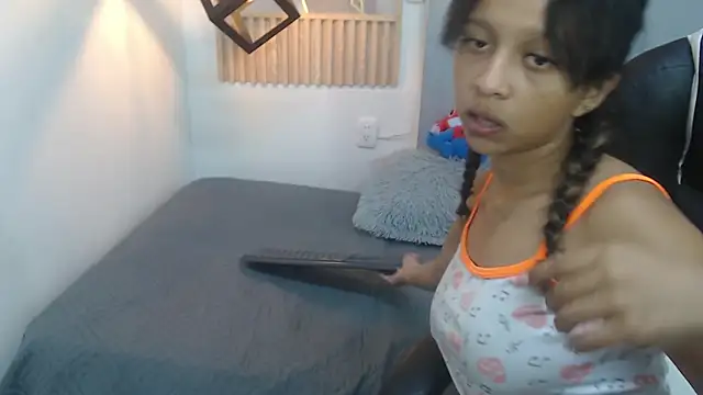 Snapshot of naty_18 chatting on 05-18-26, 09:19 naty 18 online show from 05-18-26, 09:19