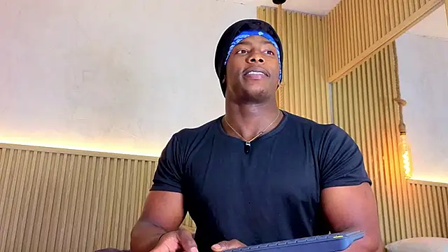 Snapshot of maxmuscle10 chatting on 06-14-26, 05:41 maxmuscle10 online show from 06-14-26, 05:41
