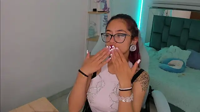 Sara Red X online show from 05-17-26, 03:50