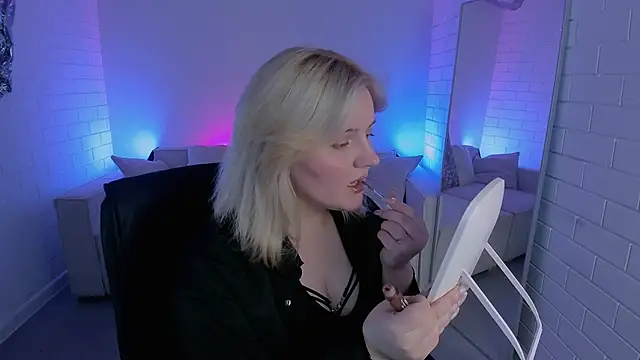 Snapshot of KathyBriggs chatting on 04-18-26, 05:54 KathyBriggs online show from 04-18-26, 05:54