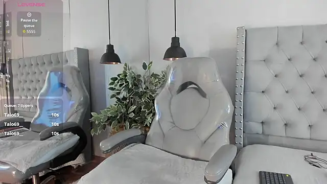 Snapshot of ivy_leee chatting on 06-08-26, 01:28 ivy leee online show from 06-08-26, 01:28