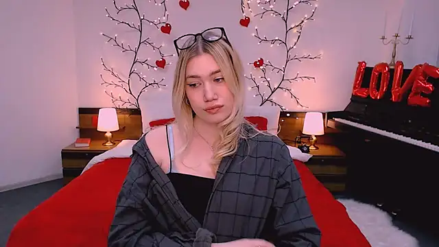 Snapshot of blonde_angell chatting on 04-03-26, 02:45 blonde angell online show from 04-03-26, 02:45