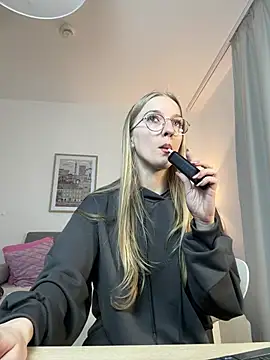 Snapshot of EvaEvis chatting on 04-15-26, 05:35 EvaEvis online show from 04-15-26, 05:35