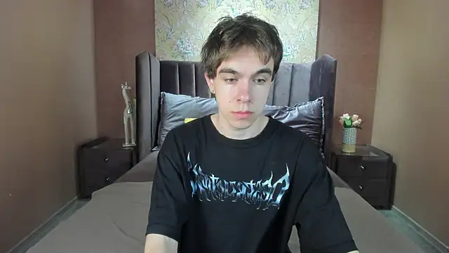 Snapshot of DaveBevy chatting on 06-12-26, 07:55 DaveBevy online show from 06-12-26, 07:55