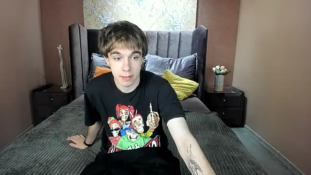 Snapshot of DaveBevy chatting on 06-17-26, 07:35 DaveBevy online show from 06-17-26, 07:35