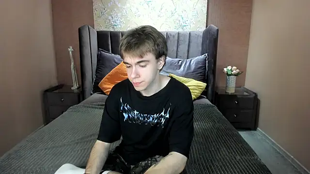 Snapshot of DaveBevy chatting on 06-19-26, 07:41 DaveBevy online show from 06-19-26, 07:41