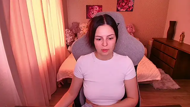 Snapshot of EvaSmeet chatting on 07-15-26, 05:03 EvaSmeet online show from 07-15-26, 05:03