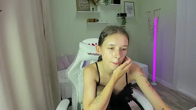 Snapshot of AnnaOddy chatting on 07-15-26, 02:29 AnnaOddy online show from 07-15-26, 02:29