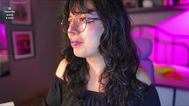 Snapshot of Saphyralux chatting on 07-14-26, 09:21 Saphyralux online show from 07-14-26, 09:21
