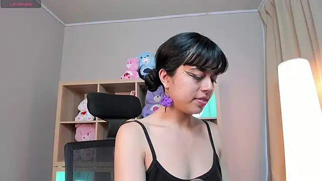 Snapshot of Saphyralux chatting on 05-30-26, 10:37 Saphyralux online show from 05-30-26, 10:37