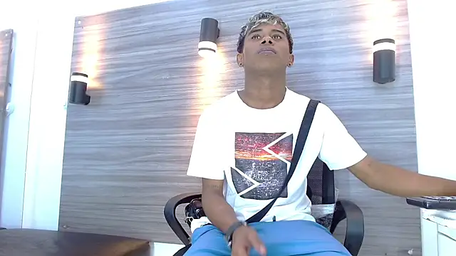 Snapshot of LuckyBluex chatting on 03-28-26, 05:52 LuckyBluex online show from 03-28-26, 05:52