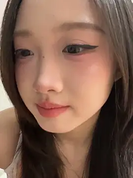 Snapshot of Alice-babyone chatting on 05-19-26, 12:45 Alice-babyone online show from 05-19-26, 12:45