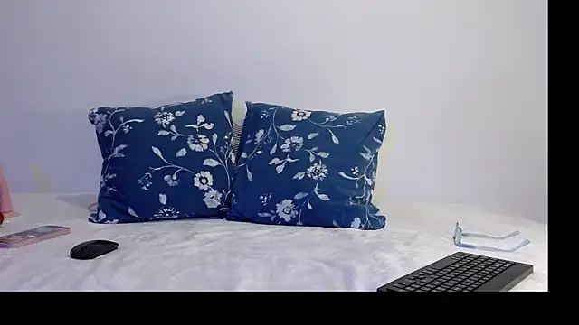Snapshot of ThaliaGray_ chatting on 05-13-26, 09:49 ThaliaGray online show from 05-13-26, 09:49