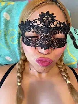 Snapshot of Maddyloveee chatting on 04-25-26, 06:27 Maddyloveee online show from 04-25-26, 06:27