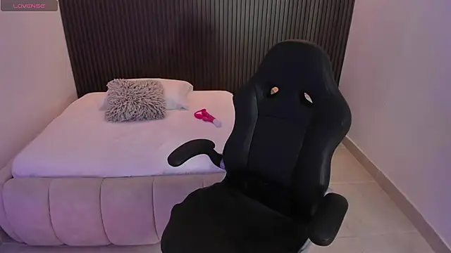 Snapshot of MILLYEVANS1 chatting on 04-11-26, 03:03 MILLYEVANS1 online show from 04-11-26, 03:03