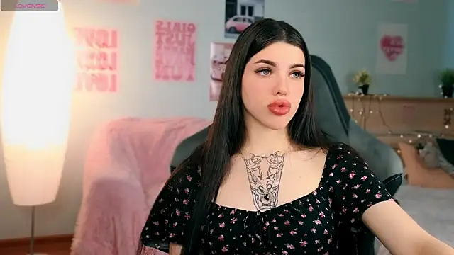 Snapshot of molly_rettyy chatting on 05-17-26, 04:12 molly rettyy online show from 05-17-26, 04:12