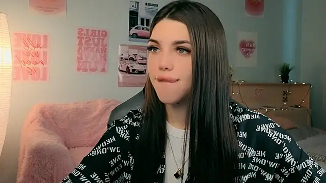Snapshot of molly_rettyy chatting on 04-30-26, 03:24 molly rettyy online show from 04-30-26, 03:24