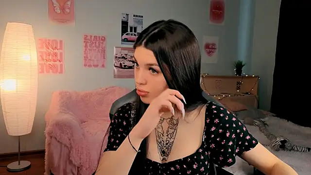 Snapshot of molly_rettyy chatting on 04-17-26, 04:37 molly rettyy online show from 04-17-26, 04:37