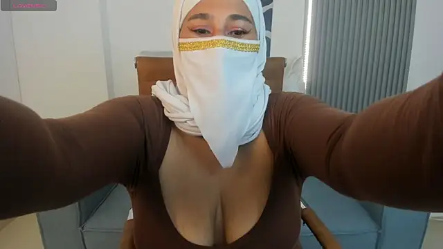 Snapshot of Thalia_hala chatting on 04-18-26, 05:48 Thalia hala online show from 04-18-26, 05:48