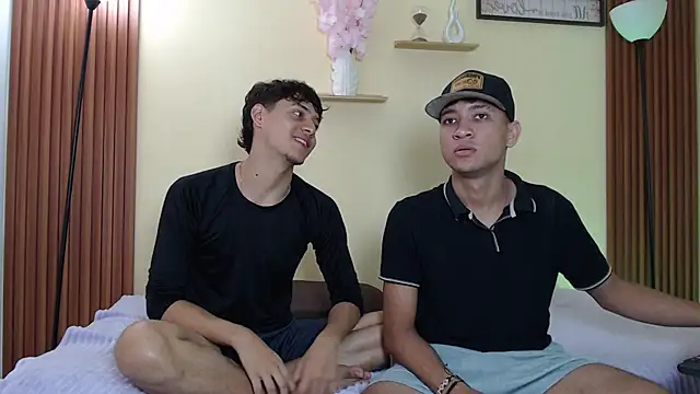 TwoHotTrouble  online show from 04-02-26, 10:05