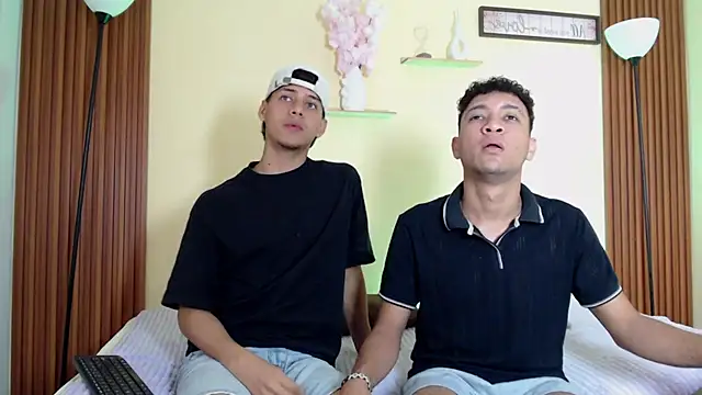 TwoHotTrouble  online show from 03-31-26, 09:28