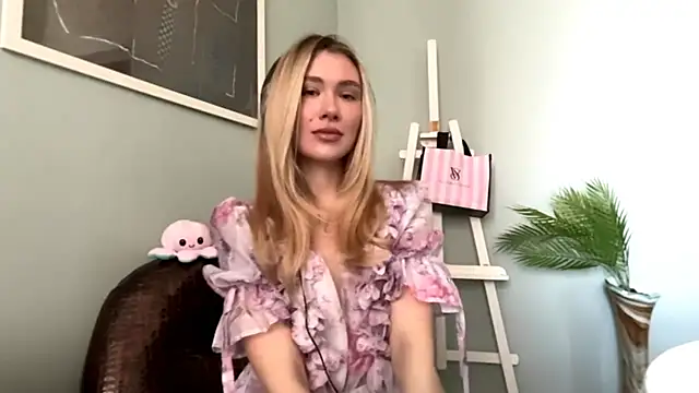 Alicesuperstar online show from 03-31-26, 07:32