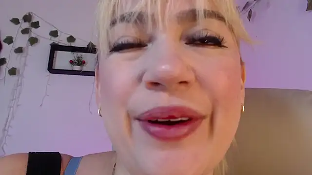 Snapshot of Carolina_2403 chatting on 06-03-26, 02:55 Carolina 2403 online show from 06-03-26, 02:55
