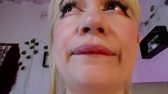 Snapshot of Carolina_2403 chatting on 05-23-26, 11:15 Carolina 2403 online show from 05-23-26, 11:15