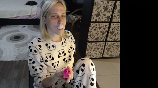Snapshot of Sweet_hot_shrmp chatting on 05-24-26, 05:57 Sweet hot shrmp online show from 05-24-26, 05:57