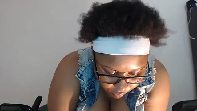 Snapshot of xxZoeyx chatting on 02-04-25, 12:22 xxZoeyx online show from 02-04-25, 12:22