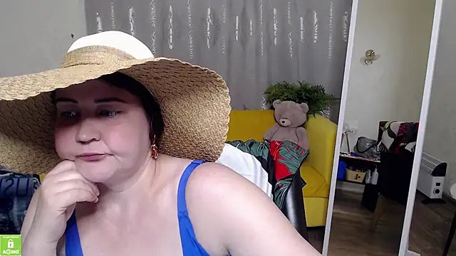 Snapshot of QUEEN02030 chatting on 05-29-26, 12:11 QUEEN02030 online show from 05-29-26, 12:11