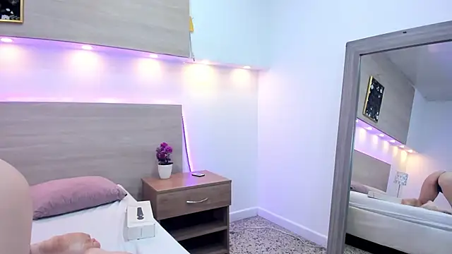 Snapshot of Ellaa_honey chatting on 04-01-26, 01:01 Ellaa honey online show from 04-01-26, 01:01