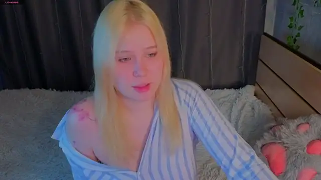 Snapshot of unburnedgirl chatting on 07-07-26, 03:04 unburnedgirl online show from 07-07-26, 03:04