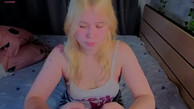 Snapshot of unburnedgirl chatting on 07-10-26, 04:29 unburnedgirl online show from 07-10-26, 04:29