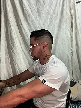 Snapshot of Sexmuscle17 chatting on 06-01-26, 08:30 Sexmuscle17 online show from 06-01-26, 08:30