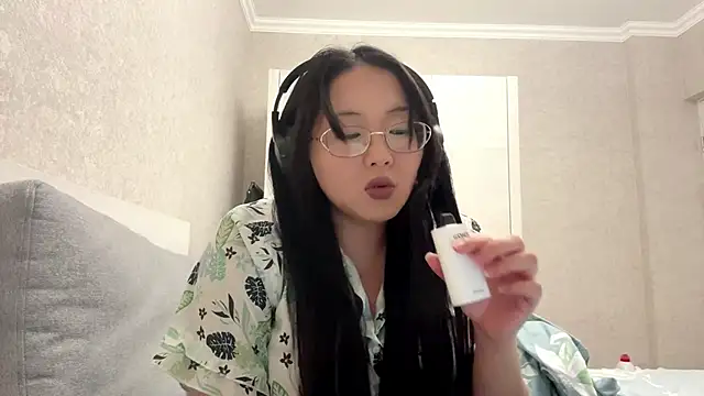 Snapshot of Feylinmay chatting on 04-15-26, 10:32 Feylinmay online show from 04-15-26, 10:32