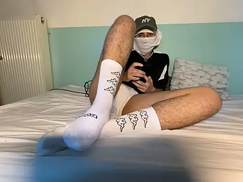 Snapshot of Rebeu_77 chatting on 05-21-26, 06:27 Rebeu 77 online show from 05-21-26, 06:27